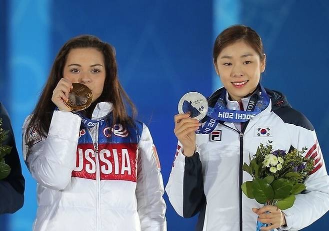 소치 동계올림픽에서 금메달을 딴 소트니코바와 은메달을 목에 건 김연아가 포즈를 취하고 있다. [연합뉴스]