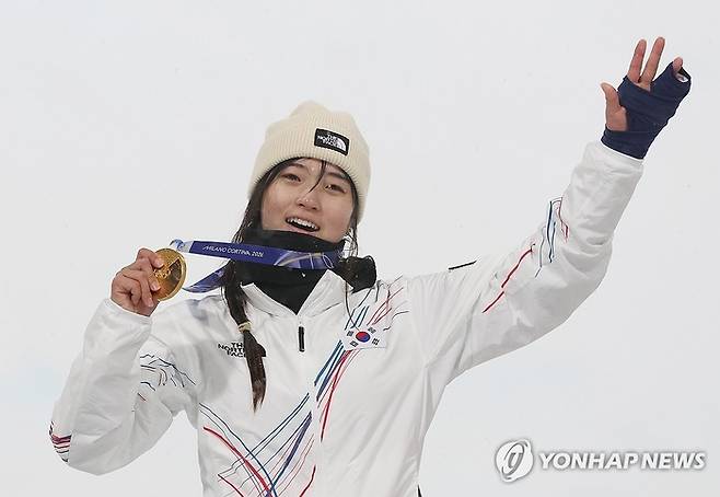12일(현지시간) 이탈리아 리비뇨 스노파크에서 열린 2026 밀라노-코르티나담페초 동계올림픽 스노보드 여자 하프파이프 결승에서 금메달을 따낸 최가온이 메달을 목에 걸고 기뻐하고 있다. 연합뉴스