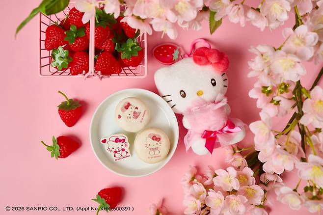 롯데호텔 월드가 산리오의 인기 캐릭터 ‘헬로키티(HELLO KITTY)’와 협업해 준비한 ‘딸기 베이커리’ 콘셉트 프로모션. 롯데호텔앤리조트