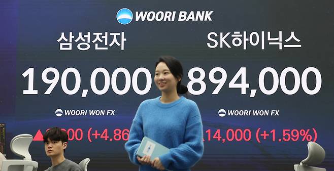 설 연휴 이후 코스피가 사상 처음으로 5,600선을 넘어선 채 거래를 마친 19일 서울 중구 우리은행 딜링룸에서 딜러들이 업무를 보고 있다. 국내 증시에서 대장주 삼성전자는 4.86% 급등한 19만원에 거래를 마무리하며 사상 처음으로 종가 기준 ‘19만전자’를 달성했다. SK하이닉스도 장 중 한때 ‘90만 닉스’를 복구했으나 이후 상승분을 일부 반납해 1.59% 오른 89만4천원에 마감했다. [연합뉴스]