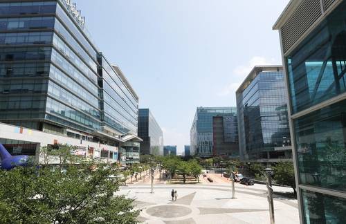 국내 직장인들 사이에서 생성형 AI가 빠르게 업무에 내재화되며 시간 절감과 생산성 향상 효과가 확산되는 가운데, 기업과 개인 모두 ‘AI 네이티브’ 역량 강화에 나서고 있다. 사진은 판교테크노밸리 [사진 = 연합뉴스]