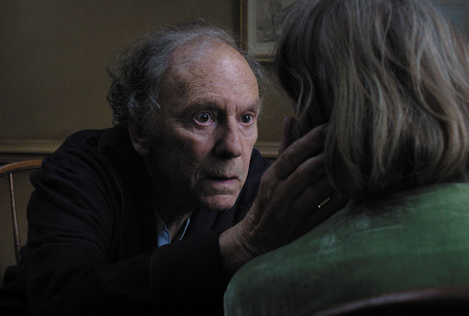 영화 ‘퀸 앳 씨’는 2012년 칸영화제 황금종려상 수상작 ‘아무르’와 유사한 지점이 적지 않습니다. 사적인 선택이 공적인 영역에서 비판받는 지점을 다룬다는 점, 노년의 죽음과 사랑을 다룬다는 점에서 공통 분모가 감지됩니다. [티캐스트]