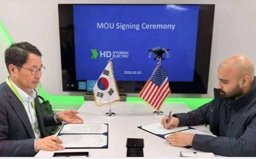 김영기(왼쪽) HD현대일렉트릭 사장이 지난 3일(현지시간) 미국에서 현지 제조업체 골든 앤빌 측과 업무협약(MOU)을 체결하고 있는 모습. [HD현대일렉트릭 링크드인]