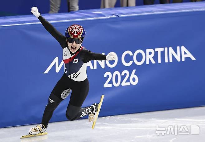 [밀라노=뉴시스] 김근수 기자 = 쇼트트랙 김길리가 18일(현지 시간) 이탈리아 밀라노 아이스스케이팅 아레나에서 열린 2026 밀라노·코르티나 담페초 동계올림픽 여자 쇼트트랙 3000m 계주 결승에서 금메달을 차지하자 포효하고 있다. 2026.02.19. ks@newsis.com