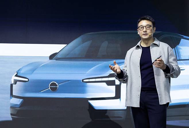 [김해=뉴시스] 지난 4일 김해시 장유로 롯데호텔앤리조트에서 열린 EX30 출시 기념 미디어 간담회에서 이윤모 볼보자동차코리아 대표가 EX30 가격 책정을 위해 본사와 치열한 논의를 거쳤던 과정 등에 대해 설명하고 있다. (사진=볼보자동차코리아 제공) 2025.02.07 photo@newsis.com *재판매 및 DB 금지