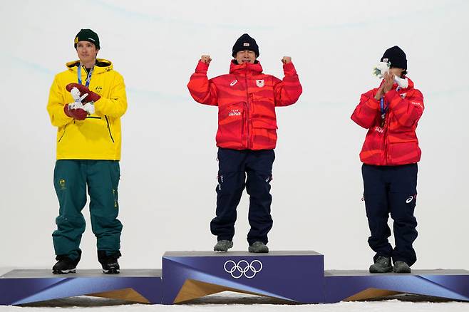 [리비뇨=AP/뉴시스]스노보드 남자 하프파이프 금메달 일본의 도쓰카. 20256.02.13.