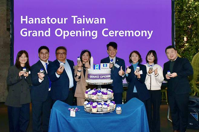 지난달 29일 타이완 타이베이의 ‘하나투어 대만 지점’ 오픈식에서 송미선 하나투어 대표이사(오른쪽에서 세 번째)가 중화민국교통부관광국 황세방 부서장(오른쪽에서 네 번째), 중화민국여행업품질보장협회 소광성 부이사장, 타이베이시여행상업동업공회 진이선 이사장 등과 기념촬영을 하고 있다. (사진=하나투어) *재판매 및 DB 금지