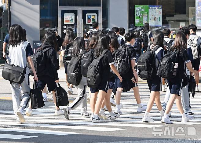 [수원=뉴시스] 김종택 기자 = 경기도내 초 ·중 ·고등학교가 개학한 19일 경기도 수원시 영통구 망포동에서 학생들이 등교를 하고 있다. 2024.08.19. jtk@newsis.com