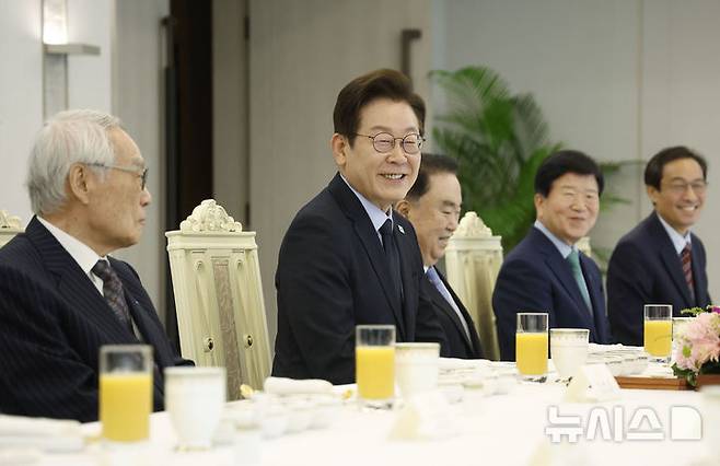 [서울=뉴시스] 최동준 기자 = 이재명 대통령이 21일 서울 용산 대통령실 청사에서 열린 더불어민주당 상임고문단과 오찬 간담회에서 발언하고 있다. 왼쪽부터 임채정 전 국회의장, 이 대통령, 문희상 전 국회의장, 박병석 전 국회의장, 우상호 정무수석. 2025.08.21. photocdj@newsis.com