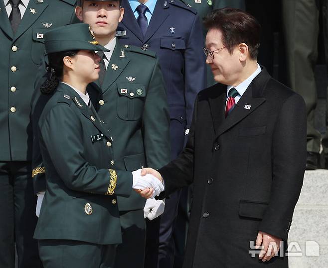 [계룡=뉴시스] 최동준 기자 = 이재명 대통령이 20일 충남 계룡대 대연병장에서 열린 육·해·공군 사관학교 통합임관식에서 임관 장교와 악수하고 있다. (청와대통신사진기자단) 2026.02.20. photocdj@newsis.com