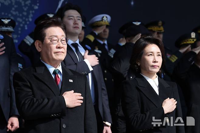 [계룡=뉴시스] 최동준 기자 = 이재명 대통령과 김혜경 여사가 20일 충남 계룡대 대연병장에서 열린 육·해·공군 사관학교 통합임관식에서 참석자들과 국민의례를 하고 있다. (청와대통신사진기자단) 2026.02.20. photocdj@newsis.com