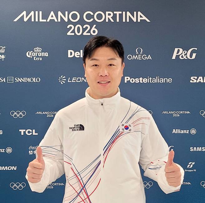 [서울=뉴시스] 조성우 기자 = 한국 봅슬레이 '전설' 원윤종이 19일(한국 시간) 이탈리아 밀라노의 2026 밀라노·코르티나담페초 동계올림픽 선수촌에서 열린 국제올림픽위원회(IOC) 선수위원 투표 결과 1위로 선수위원에 당선됐다. 사진은 당선 후 포즈 취하는 원윤종. (사진=대한체육회 제공) 2026.02.19. photo@newsis.com *재판매 및 DB 금지