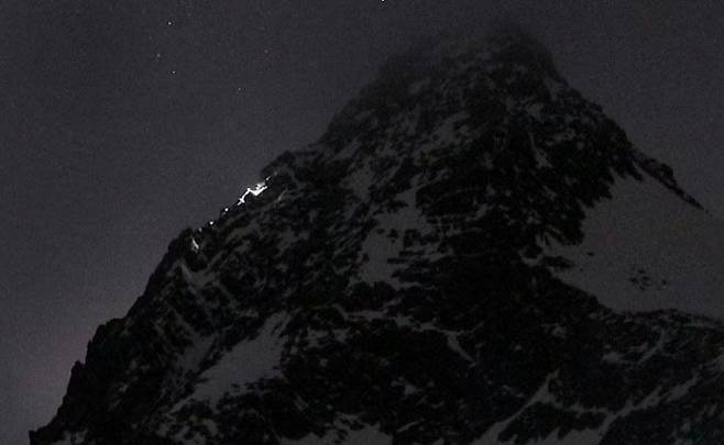 구조 요청 전 포착된 불빛 [웹캠 캡처]