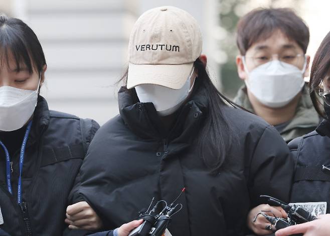 서울 강북구 수유동 모텔에서 남성 2명을 숨지게 한 혐의를 받는 20대 여성 A씨가 12일 서울북부지법에서 영장실질심사를 받기 위해 출석하고 있다. 연합뉴스