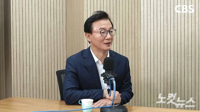 부산CBS에서 인터뷰 중인 전재수 전 해양수산부 장관. 부산CBS