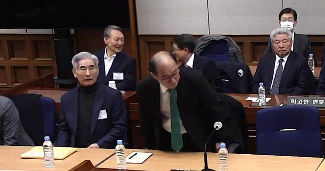 윤석열 전 대통령이 19일 서초구 서울중앙지방법원에서 열린 12·3 비상계엄 관련 내란 우두머리 혐의 1심 선고공판에 출석해 있다. 이날 서울중앙지법 형사합의25부(지귀연 부장판사)는 윤 전 대통령에게 무기징역을 선고했다. 연합뉴스