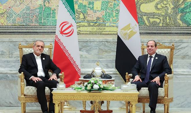 2024년 12월 19일 카이로에서 정상회담 중인 이란(좌)과 이집트 대통령. 연합뉴스