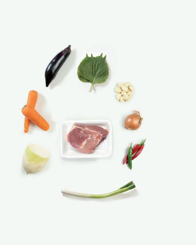 욜로리아는 식비 절감을 위해 양파·대파·당근·고추 네 가지 기본 채소를 미리 갖춰두길 추천한다. 손질 후 냉장 보관했다가 필요할 때마다 꺼내 쓰면 식비를 아낄 수 있기 때문. 또 마늘은 절구나 믹서로 갈면 한달은 냉장 보관, 그 이상은 냉동 보관할 수 있다. 2월은 1년 중 무가 가장 맛있는 달이니 다양하게 활용하면 좋다. 농산물은 대형마트보다 재래시장, 돼지고기는 삼겹살보다 앞다리살을 장만하면 더 저렴하다.