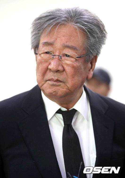 [OSEN=사진팀] 1960~70년대 은막을 군림하던 배우 신성일이 폐암 투병 끝에 타계했다. 이가운데 영화계 등에서 추모물결이 이어지고 있다.고(故) 신성일은 4일 오전 2시 30분 전남의 한 병원에서&nbsp;폐암 투병 끝에 세상을 떠났다. 향년 81세고 신성일의 빈소는 서울아산병원 장례식장 30호실에 마련됐으며 발인은 오는 11월6일로 예정돼 있다. 장지는 고인이 직접 건축해 살던 가옥이 위치한 경북 영천 성일각이다. /photo@osen.co.kr사진=사진공동취재단