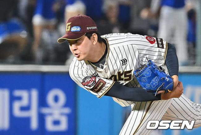 [OSEN=부산, 이석우 기자] 26일 부산 사직야구장에서 2025 신한 SOL 뱅크 KBO 리그 롯데 자이언츠와 삼성 라이온즈의 경기가 열렸다. 홈팀 롯데는 박준우가, 방문팀 삼성은 원태인이 선발 출전했다.롯데 자이언츠 김원중이 역투하고 있다. 2025.09.26 / foto0307@osen.co.kr