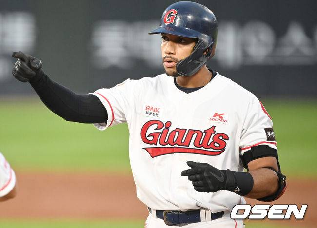 [OSEN=부산, 곽영래 기자] 28일 오후 부산 사직야구장에서 ‘2021 신한은행 SOL KBO리그’ 롯데 자이언츠와 두산 베어스의 경기가 열렸다.2회말 2사 2루 롯데 마차도가 적시타를 때린 뒤 세러머니를 하고 있다. 2021.08.28/youngrae@osen.co.kr