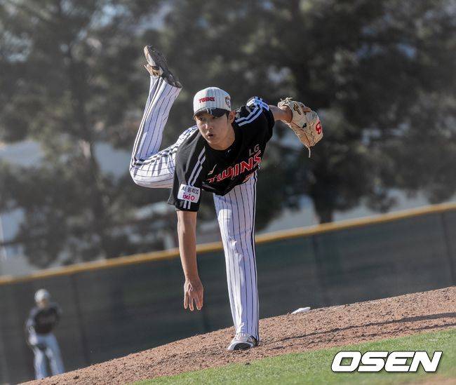 LG 트윈스 투수 김영우가 미국 스프링캠프 청백전에서 직구 최고 152km를 던지며 무실점을 기록했다.  / LG 트윈스 제공