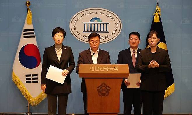 신상진 성남시장(왼쪽 두 번째)과 국민의힘 김은혜 의원(왼쪽), 안철수 의원(오른쪽 두 번째)이 19일 국회 소통관에서 기자회견을 열고 있다. 성남시 제공