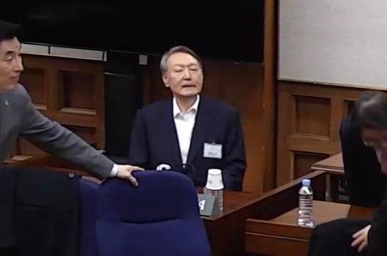 윤석열 전 대통령이 19일 서초구 서울중앙지방법원에서 열린 12·3 비상계엄 관련 내란 우두머리 혐의 1심 선고공판에 출석하고 있다. 서울중앙지방법원 제공