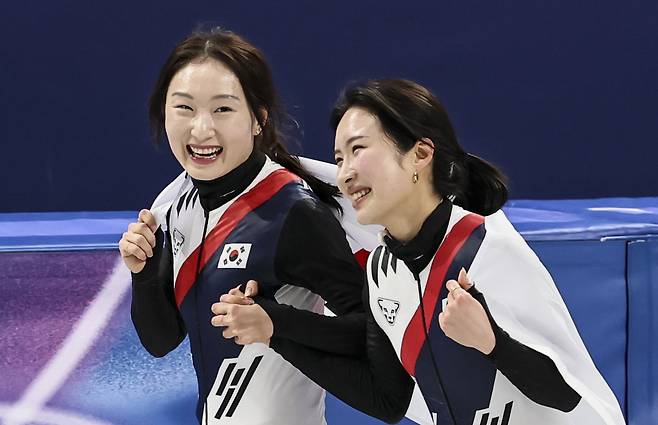쇼트트랙 김길리가 18일(현지 시간) 이탈리아 밀라노 아이스스케이팅 아레나에서 열린 2026 밀라노·코르티나 담페초 동계올림픽 여자 쇼트트랙 3000m 계주 결승에서 금메달을 차지하자 최민정과 기뻐하고 있다. 밀라노=뉴시스