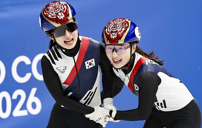 쇼트트랙 김길리가 18일(현지 시간) 이탈리아 밀라노 아이스스케이팅 아레나에서 열린 2026 밀라노·코르티나 담페초 동계올림픽 여자 쇼트트랙 3000m 계주 결승에서 금메달을 차지하자 최민정과 기뻐하고 있다. 밀라노=뉴시스