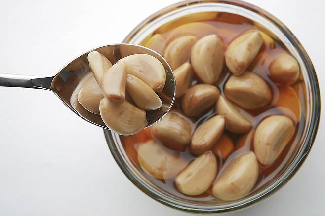 생마늘의 알싸한 맛이 부담스럽거나 위가 약한 사람에게 열을 가해 조리한 마늘장아찌가 좋은 대안이 될 수 있다. 클립아트코리아 제공