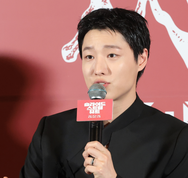 가수 우즈(WOODZ)가 20일 서울 용산구 CGV용산아이파크몰에서 열린 영화 '슬라이드 스트럼 뮤트' 언론시사회 및 기자간담회에 참석해 발언하고 있다. 뉴스1