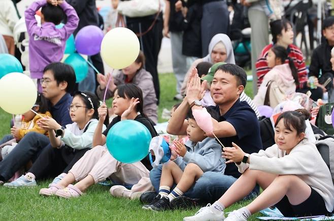 충북도가 지난해 10월 도청 광장에서 개최한 ‘다자녀 웃음꽃 페스티벌’에서 참가자들이 즐거운 시간을 보내고 있다. 충북도 제공