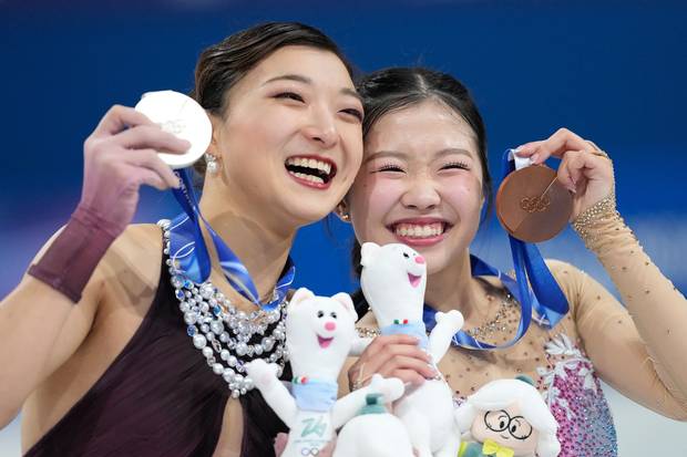 일본의 사카모토 가오리(왼쪽)와 나카이 아미가 20일(한국 시간) 이탈리아 밀라노 아이스스케이팅 아레나에서 열린 밀라노·코르티나담페초 동계올림픽 피겨 여자 싱글에서 은·동메달을 따낸 뒤 메달을 들고 활짝 웃고 있다. AP연합뉴스