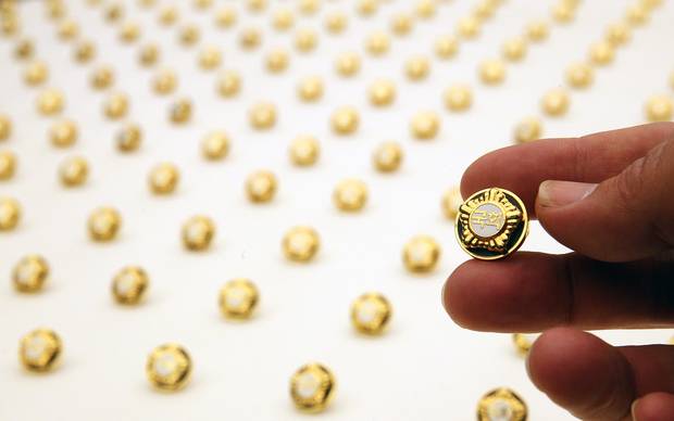 기사와 무관한 사진. 20대 국회의원들에게 지급된 금배지. 뉴스1