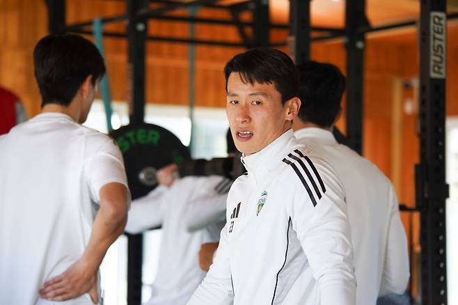 전북의 새로운 캡틴 김태환은 큰 폭의 내부 변화와&nbsp;타이틀을 지켜야 한다는 부담감&nbsp;속에서도 더욱 단단해질 팀을 약속했다. 최근까지 진행된&nbsp;스페인 마르베야 동계 전지훈련 도중 동료들의 훈련을 지켜보는 모습. 사진제공｜전북 현대