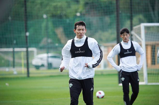 전북의 새로운 캡틴 김태환은 큰 폭의 내부 변화와 타이틀을 지켜야 한다는 부담감 속에서도 더욱 단단해질 팀을 약속했다. 최근까지 진행된 스페인 마르베야 동계 전지훈련 도중 동료들의 훈련을 지켜보는 모습. 사진제공｜전북 현대