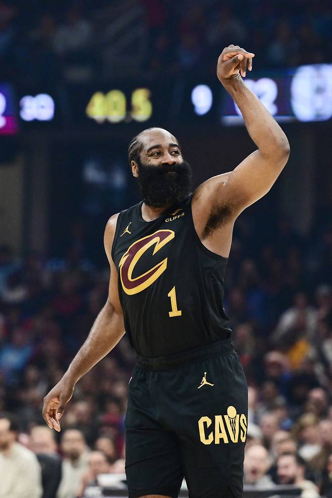 제임스 하든이 20일 미국 오하이오주 클리블랜드의 로킷 아레나에서 열린 브루클린 네츠와 2025~2026 미국프로농구 정규리그 홈경기에서 작전지시를 하고 있다.  클리블랜드 | Imagn Images연합뉴스