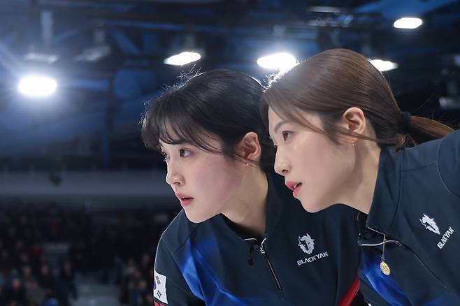 ▲ 이탈리아 코르티나담페초 컬링 올림픽 스타디움에서 열린 2026 밀라노ㆍ코르티나담페초 동계올림픽 컬링 여자 라운드로빈 한국과 스위스의 경기에서 설예은과 설예지가 스위핑하고 있다. ⓒ연합뉴스