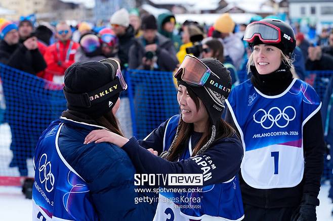 ▲ 스노보드 여자 슬로프스타일은 화려한 묘기 대신 판정 시비라는 씁쓸한 뒷맛을 남긴 채 마무리됐다. 메달의 주인공은 가려졌으나, 세계적인 레전드가 직접적으로 심판진의 자질을 거론하며 사과를 요구할 정도다. 고난도 기술을 성공해 은메달을 목에 건 사도스키 시넛(오른쪽).