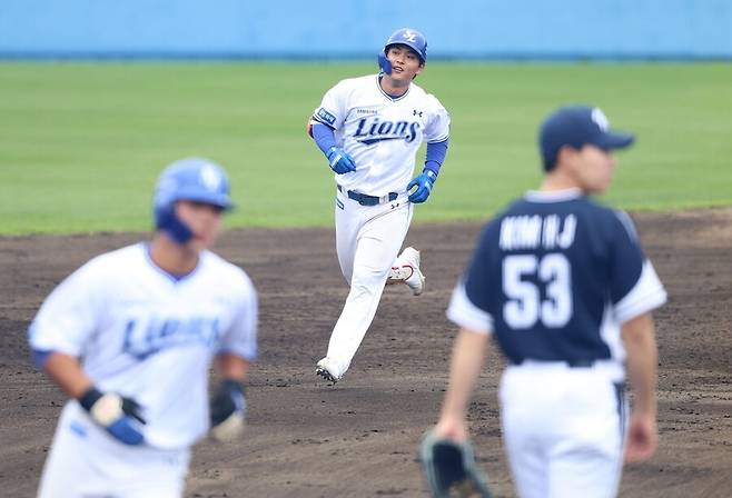 ▲ 삼성 라이온즈 내야수 양우현이 20일 일본 오키나와 온나손 아카마 구장에서 열린 2026 월드베이스볼클래식 한국 야구 대표팀과의 연습경기에서 투수 정우주를 상대로 역전 3점 홈런을 터트렸다. ⓒ삼성 라이온즈