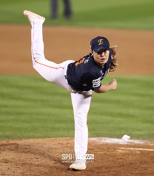 ▲ 2026 월드베이스볼클래식 한국 야구 대표팀 투수 정우주가 20일 일본 오키나와 온나손 아카마 구장에서 열린 삼성 라이온즈와의 연습경기에서 내야수 양우현에게&nbsp;역전 3점 홈런을 맞았다. ⓒ곽혜미 기자