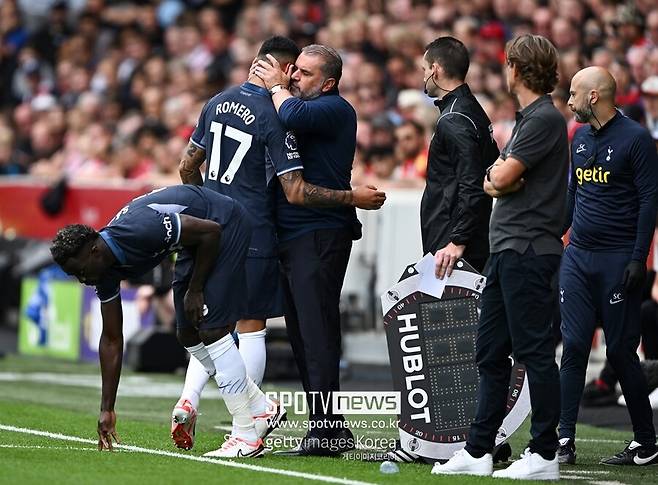 ▲ 로메로와 포스테코글루가 토트넘의 미흡한 지원을 두고 연일 비판을 가하고 있다. 로메로의 토트넘을 향한 저격을 들은 포스테코글루는 동조 의사를 밝혔다.