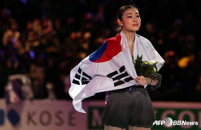현역 시절 우승을 차지하고 태극기를 두르고 세리머니를 하고 있는 김연아. /AFPBBNews=뉴스1