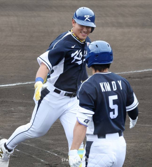 WBC대표팀이 19일 일본 오키나와 온나손 아카마 구장에서 삼성 라이온즈와 연습경기를 진행했다.  대표팀 안현민이 1회초 삼성 선발 최원태를 상대로 1점 홈런을 날리고 홈인한 후 김도영과 기쁨을 나누고 있다. /사진=김진경 대기자