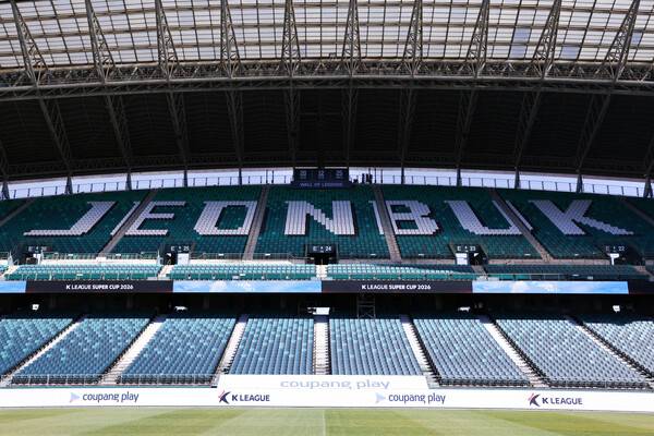 전북현대, K리그 최초 LED 리본 보드 도입…경기장 전광판 혁신에 나섰다.(사진제공=전북현대)