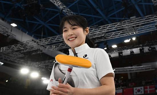 스킵 김은지, 서드 김민지, 세컨드 김수지, 리드 설예은, 핍스 설예지로 구성된 한국 컬링대표팀은 18일 이탈리아 코르티나의 코르티나 컬링 스타디움에서 열린 캐나다의 2026 밀라노·코르티나담페초 동계올림픽 여자 컬링 라운드로빈 최종전에서 7-10으로 아쉽게 패했다. 한국은 첫 경기에서 미국(4-8 패)에 패하고 이탈리아(7-2 승), 영국(9-3 승)을 상대로 2승을 거둔 한국은 덴마크(3-6 패)에게 다시 무너졌으나 일본(7-5 승), 중국(10-9 승)을 꺾고 4승을 만들었다. 이어 스위스에 5-7로 패했으나 1위를 달리던 스웨덴을 8-3으로 무찌르며 5승3패를 만들었다. 캐나다와 최종전서 이겼다면 4강에 진출할 수 있었지만 경기 내내 완벽한 투구를 보여준 캐나다를 넘지 못하고 아쉽게 짐을 쌌다. 연합뉴스