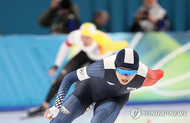 정재원의 질주 본능 (밀라노=연합뉴스) 이지은 기자 = 19일(현지시간) 이탈리아 밀라노 스피드스케이팅 스타디움에서 열린 2026 밀라노ㆍ코르티나담페초 동계올림픽 스피드스케이팅 남자 1500m에 출전한 정재원이 경기를 펼치고 있다. 2026.2.20 jieunlee@yna.co.kr