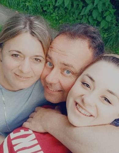 남편이 군에 징집되기 전에 찍은 크세니아 가족 사진 (로마=연합뉴스) 마이스트렌코 크세니아(51·여·맨 왼쪽)의 남편은 소방관이었다. 하지만 작년 2월 군에 자원 입대했다. 그는 군에서 해야할 일이 더 많을 것이라며 전선으로 향했다. 그녀에게는 잘 있다는 남편의 소식이 가장 기쁨이다. 2026.2.19 [마이스트렌코 크세니아 제공. 재판매 및 DB 금지]