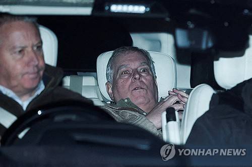 경찰서를 나서는 앤드루 마운트배튼 윈저 [로이터 연합뉴스 자료사진. 재판매 및 DB 금지]